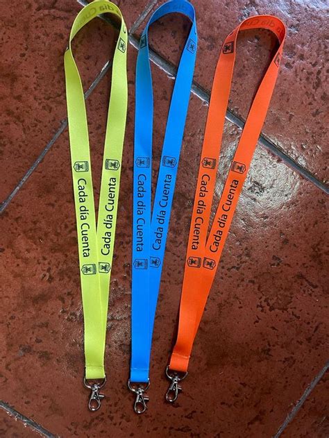 Lanyards de poliéster de distintos colores y diseños, con credenciales de identificación