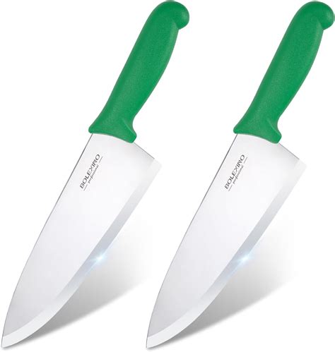 Cuchillo de cocina con mango ergonómico adaptado para personas con movilidad reducida.
