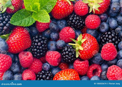 Variedad de bayas frescas (arándanos, fresas, frambuesas)