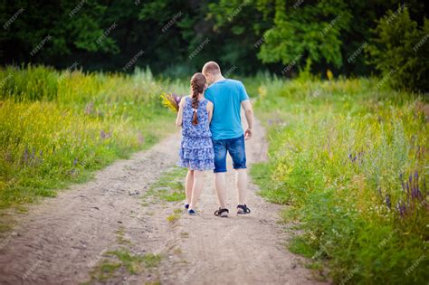 Foto de una pareja mayor feliz paseando en un paisaje pintoresco