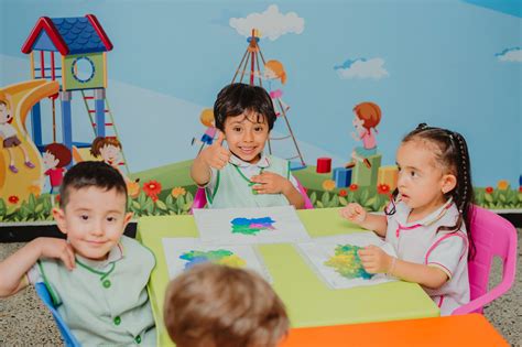 Fotografía de niños interactuando con material educativo inclusivo en un jardín infantil