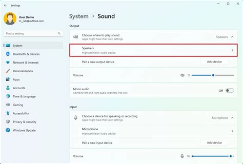 Diagrama que ilustra la función de salida de audio múltiple con altavoces y dispositivo Bluetooth