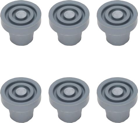 Primer plano de una punta de goma de bastón, mostrando el desgaste y una nueva.