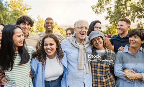 Grupo de personas de diferentes edades interactuando en una actividad de aprendizaje