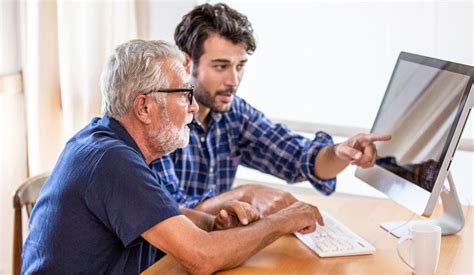 Adultos mayores aprendiendo a usar dispositivos tecnológicos