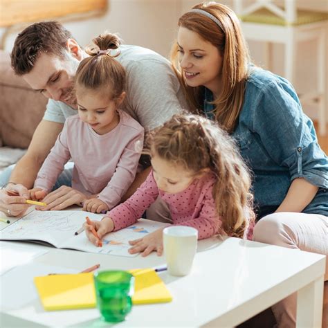 Foto de una familia en un entorno de apoyo o juego
