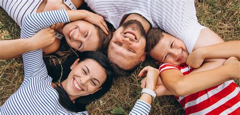 Fotografía temática de una familia interactuando con un gestor social
