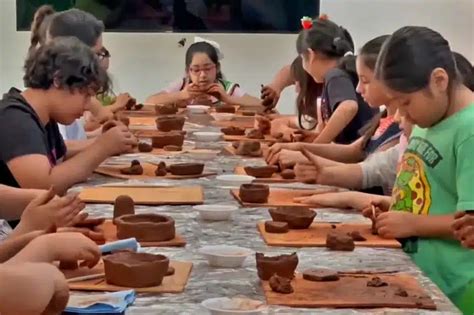 Fotografía: Niños participando en un taller de modelado en greda