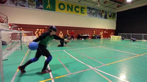 Jugador de Goalball con antifaz lanzando el balón sonoro