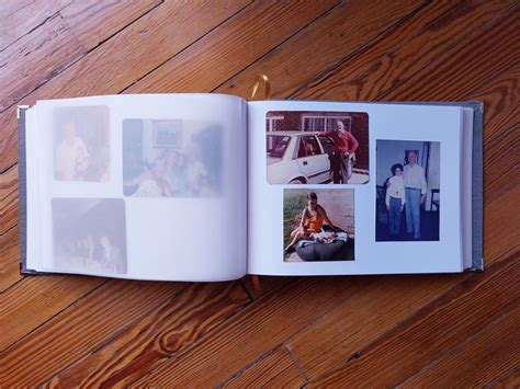 Álbum de fotos familiar abierto con imágenes de diferentes épocas