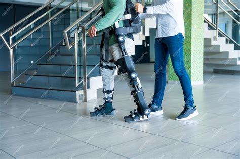 Ilustración de un exoesqueleto ligero asistiendo a una persona mayor en una tarea doméstica.