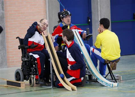 Foto: Deportista de Boccia clase BC3 utilizando rampa con asistencia de un auxiliar