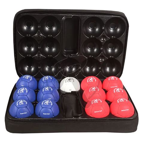 Foto: Juego de bolas de Boccia de colores (rojas y azules) con la bola blanca diana