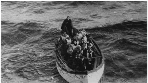 Fotografía de supervivientes del Titanic siendo rescatados
