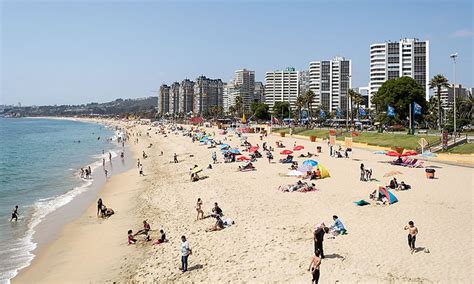 Vista panorámica de la costa de Viña del Mar con edificios y playas