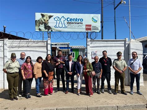 Fotografía del exterior del nuevo centro veterinario en Parral, destacando la rampa de acceso