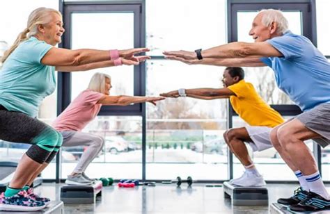 Foto de grupo de adultos mayores haciendo ejercicios funcionales en un box de CrossFit
