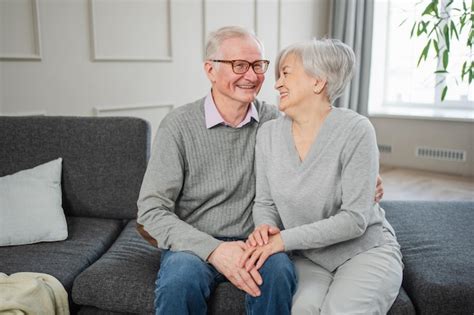 Fotografía de una pareja de adultos mayores mostrando afecto y complicidad