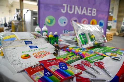 Ministro de Educación y Directora de Junaeb supervisando sets de útiles escolares en planta de producción