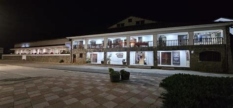 Fotografía de las instalaciones de Hosteria Iloca, destacando la piscina