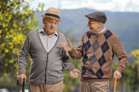 Ilustración: Dos ancianos charlando, uno con bastón y otro con sombrero, simbolizando a Héctor y Silverio