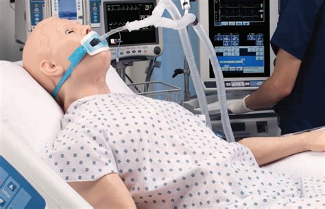 estudiantes de enfermería practicando en un simulador de alta fidelidad