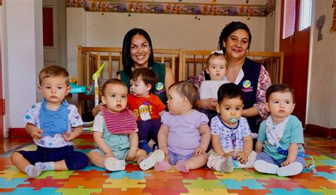 fotografía de una sala cuna infantil con niños jugando