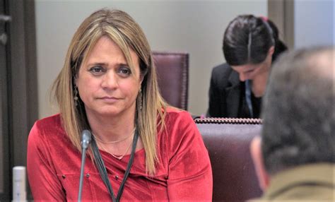 Fotografía de la Senadora Jacqueline Van Rysselberghe durante una declaración