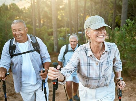Grupo de adultos mayores haciendo senderismo en un sendero accesible