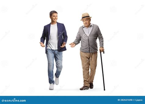 Foto de persona mayor caminando con sensores inerciales para análisis de la marcha