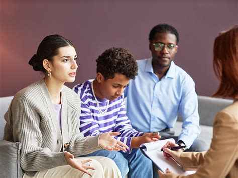 Familiares apoyando a una persona en recuperación de adicción