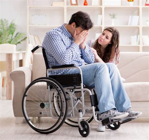 Persona con discapacidad en silla de ruedas con un cuidador que le asiste, ambos mostrando interacción positiva, pero el cuidador con signos sutiles de fatiga