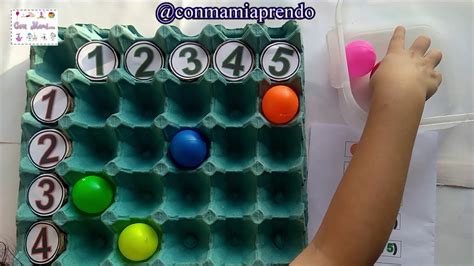 Bolas de ping pong con números y un cartón de huevos para una actividad de conteo.