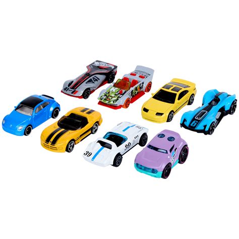 Coches de juguete con números y un tablero de juego.