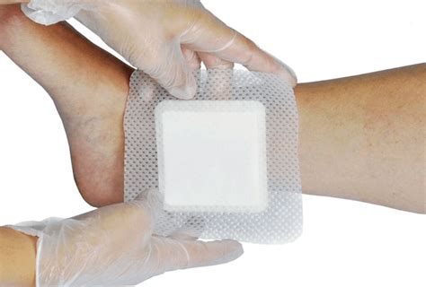 Diversos apósitos y telas adhesivas para el cuidado de heridas