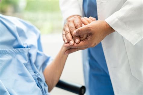 Cuidadora acompañando a paciente en hospital