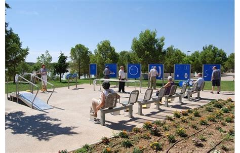 Parque con equipamiento de ejercicio adaptado para personas mayores