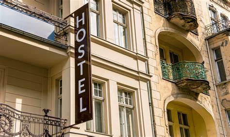 Hostal moderno en Europa con áreas comunes animadas