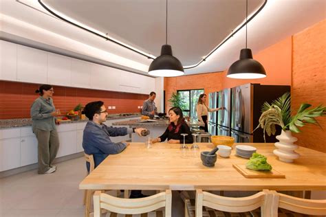 Interior de apartamento acogedor con cocina compartida en Europa