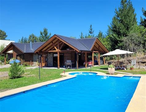 Cabaña de camping con piscina en un entorno natural europeo