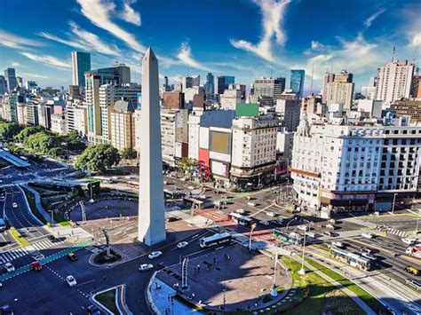 Fotografía de la Ciudad de Buenos Aires con un enfoque que sugiera la complejidad social.