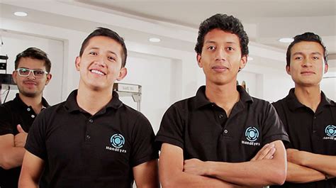 Foto de los creadores de HandEyes (Fabricio Reyes, Diego Aguinsaca, Álex Aldaz y Carlos Canacuán)