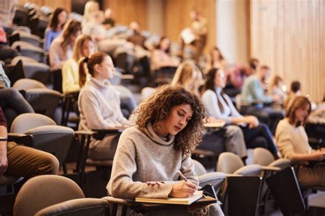 Foto de Conchi Cruz estudiando en la universidad