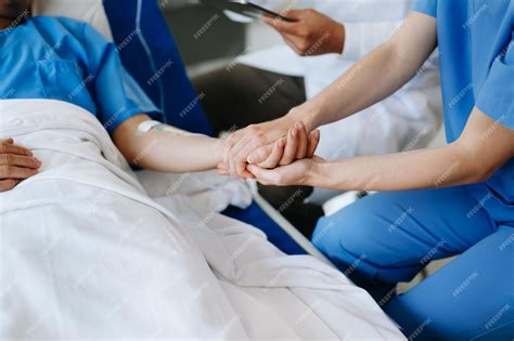 Familiares alrededor de un paciente en cama, recibiendo apoyo