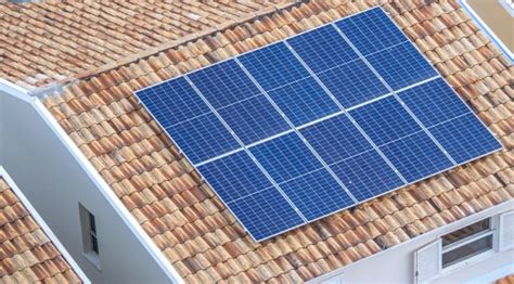 Paneles solares fotovoltaicos instalados en el tejado de una residencia