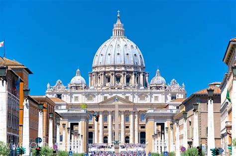 Foto de la Basílica de San Pedro con grupos de peregrinos diversos