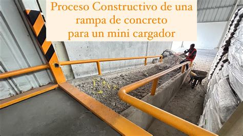 Imagen de un trabajador construyendo una rampa de concreto