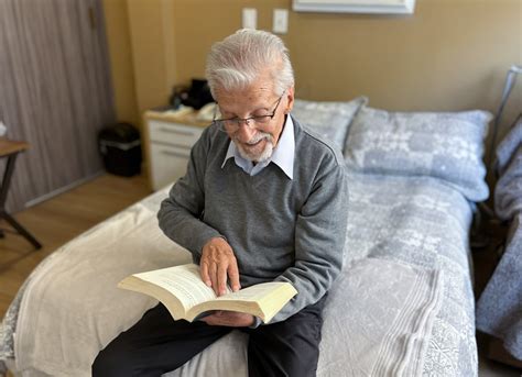 Representación de un adulto mayor leyendo la Biblia