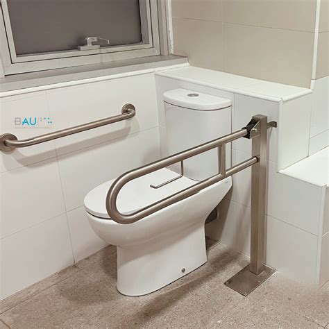 Ilustración mostrando la correcta colocación y tipo de barras de apoyo alrededor de un inodoro adaptado.