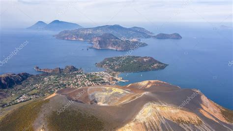 Vista panorámica del Gran Cráter de Vulcano con vapores de azufre